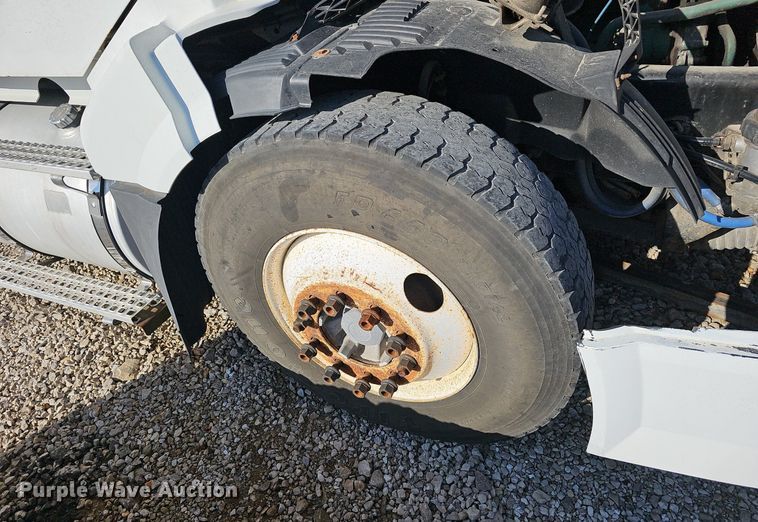 image for item EJ6038 2005 Volvo VN semi truck