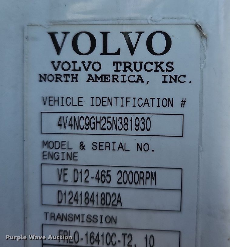 image for item EJ6038 2005 Volvo VN semi truck