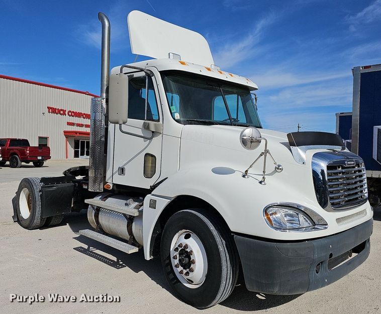 image for item EJ6039 2009 Freightliner  Columbia  semi truck