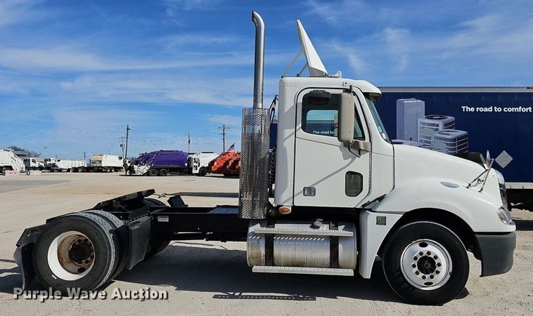 image for item EJ6039 2009 Freightliner  Columbia  semi truck