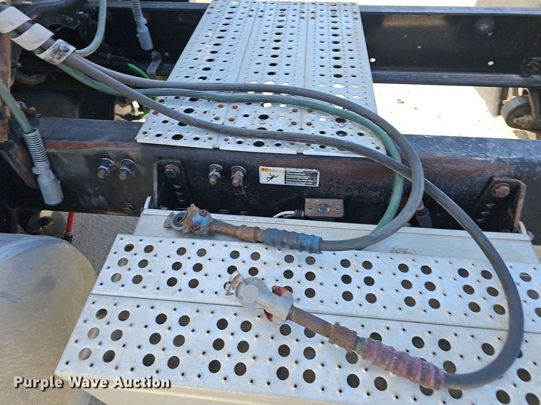 image for item EJ6039 2009 Freightliner  Columbia  semi truck