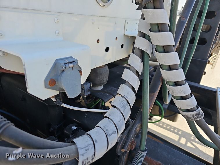 image for item EJ6039 2009 Freightliner  Columbia  semi truck