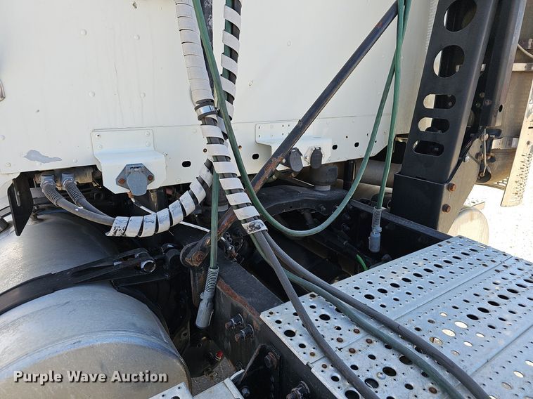 image for item EJ6039 2009 Freightliner  Columbia  semi truck