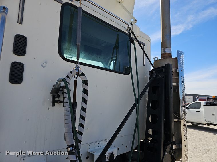 image for item EJ6039 2009 Freightliner  Columbia  semi truck