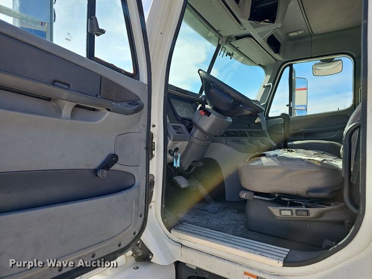 image for item EJ6039 2009 Freightliner  Columbia  semi truck