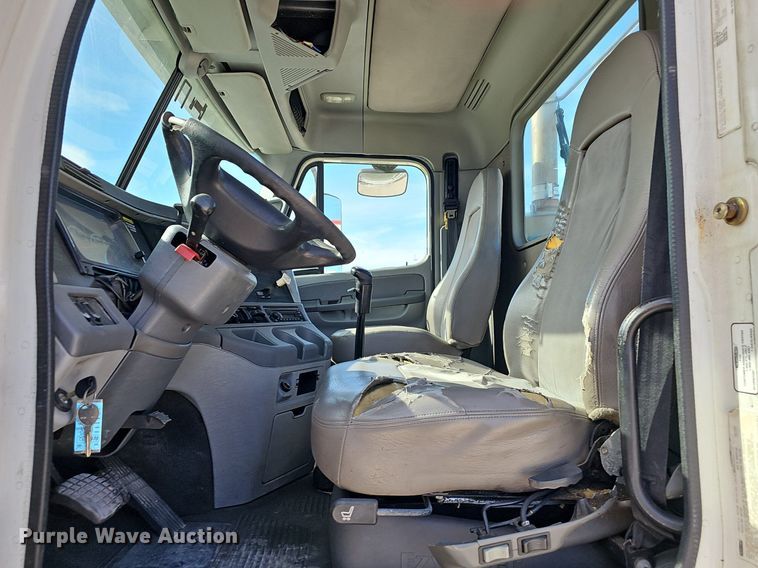 image for item EJ6039 2009 Freightliner  Columbia  semi truck