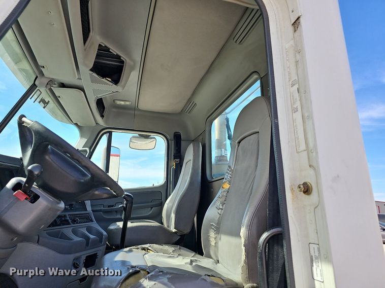 image for item EJ6039 2009 Freightliner  Columbia  semi truck