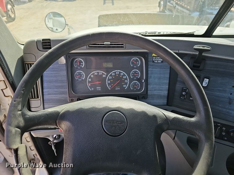 image for item EJ6039 2009 Freightliner  Columbia  semi truck