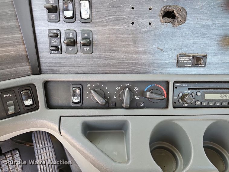 image for item EJ6039 2009 Freightliner  Columbia  semi truck