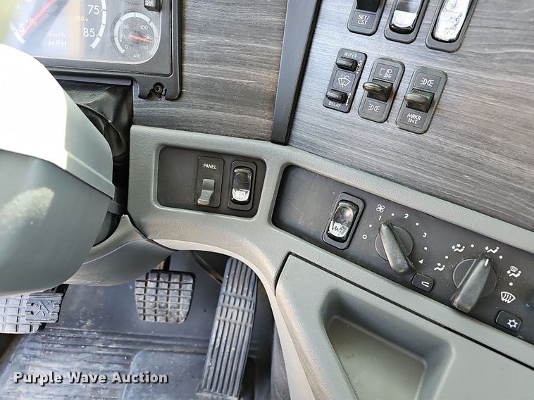 image for item EJ6039 2009 Freightliner  Columbia  semi truck