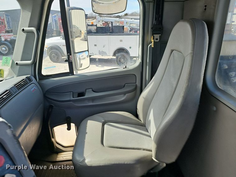 image for item EJ6039 2009 Freightliner  Columbia  semi truck