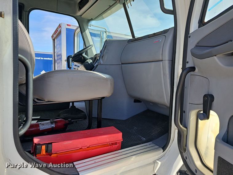 image for item EJ6039 2009 Freightliner  Columbia  semi truck