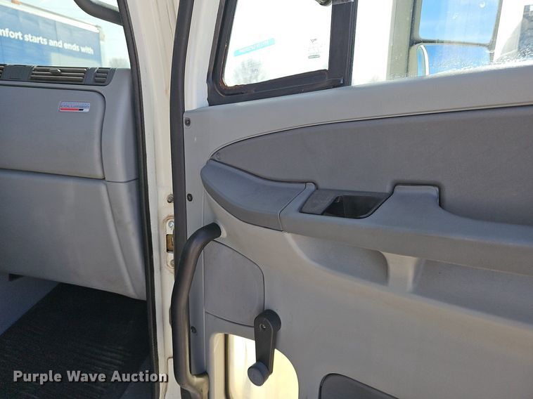 image for item EJ6039 2009 Freightliner  Columbia  semi truck