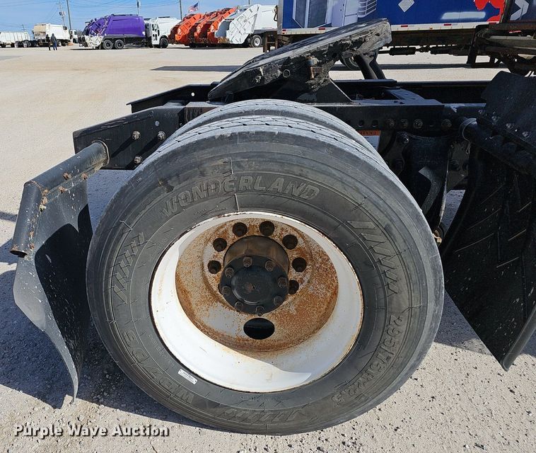 image for item EJ6039 2009 Freightliner  Columbia  semi truck