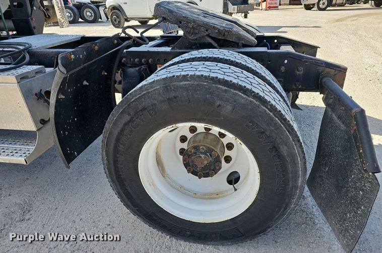 image for item EJ6039 2009 Freightliner  Columbia  semi truck