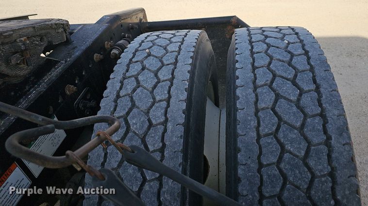 image for item EJ6039 2009 Freightliner  Columbia  semi truck