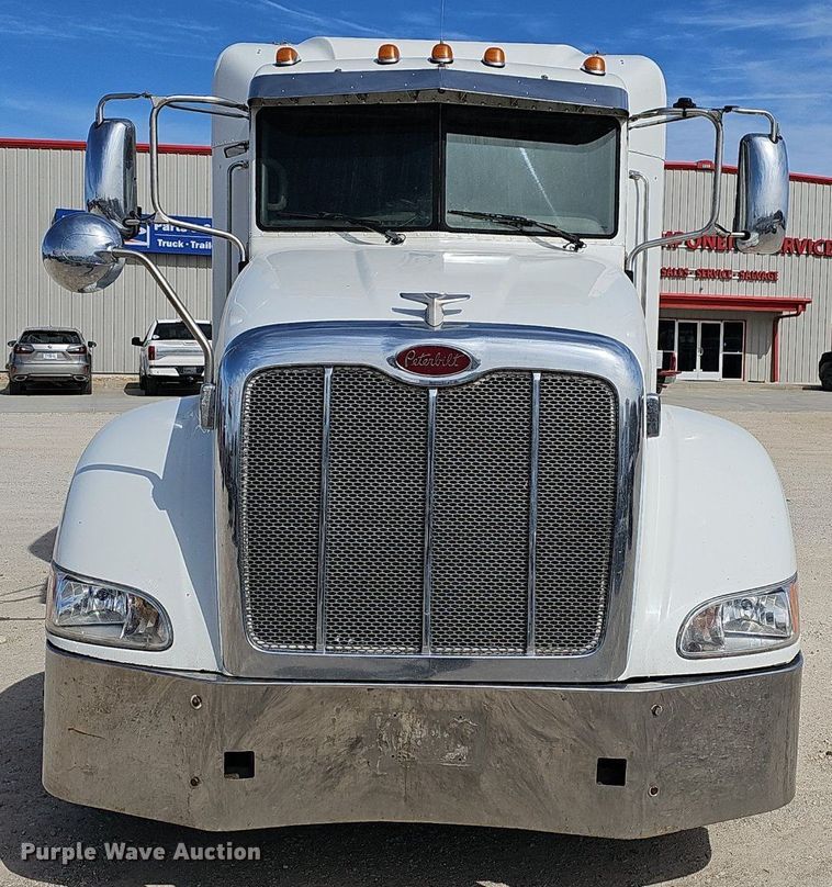 image for item EJ6040 2013 Peterbilt 386 semi truck