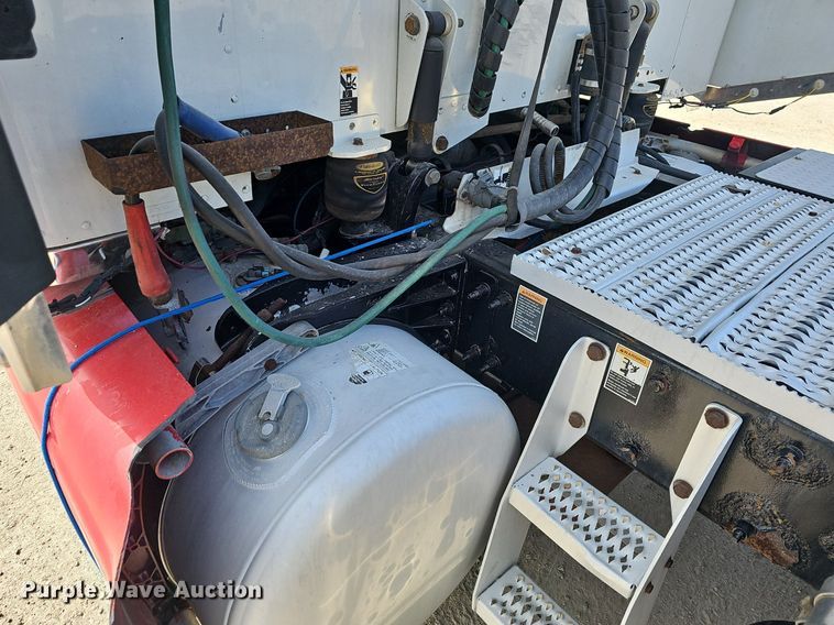 image for item EJ6040 2013 Peterbilt 386 semi truck