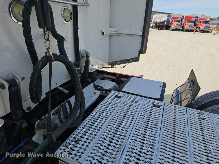 image for item EJ6040 2013 Peterbilt 386 semi truck