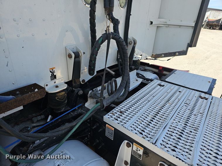 image for item EJ6040 2013 Peterbilt 386 semi truck