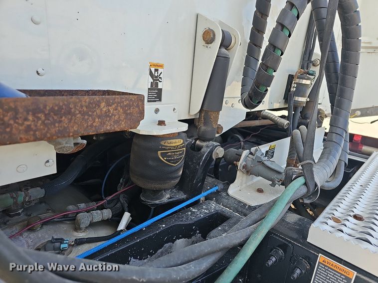 image for item EJ6040 2013 Peterbilt 386 semi truck