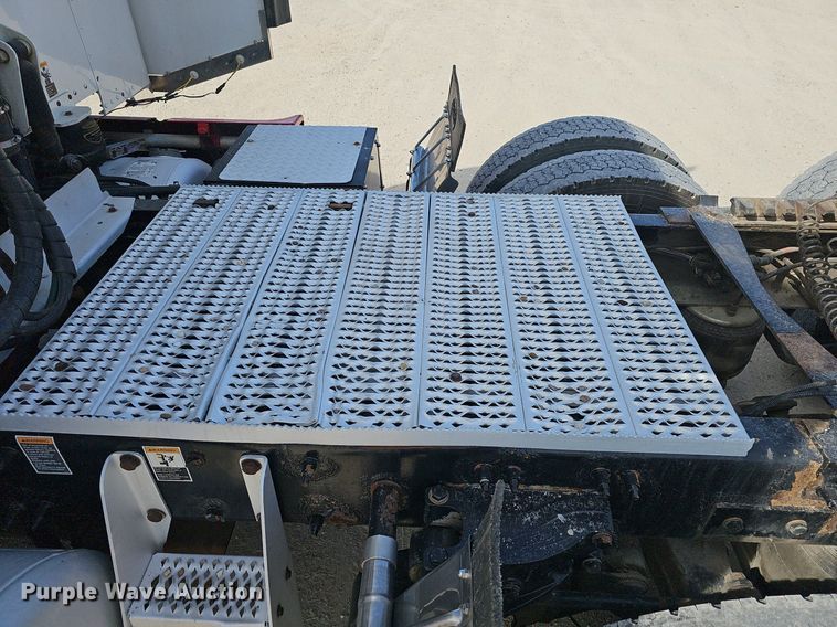 image for item EJ6040 2013 Peterbilt 386 semi truck