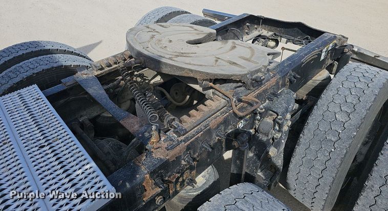 image for item EJ6040 2013 Peterbilt 386 semi truck