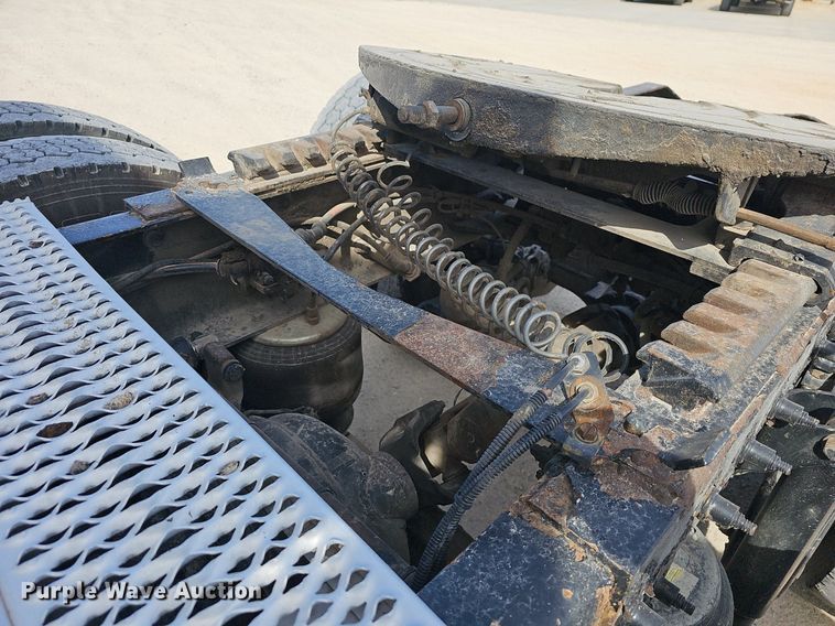 image for item EJ6040 2013 Peterbilt 386 semi truck