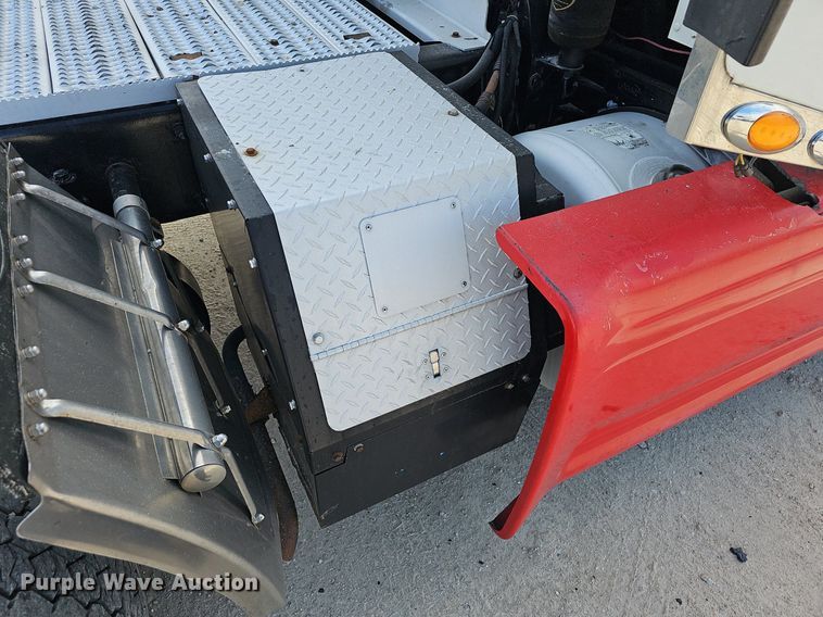 image for item EJ6040 2013 Peterbilt 386 semi truck