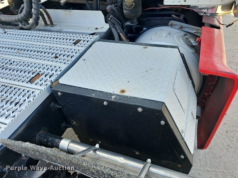 image for item EJ6040 2013 Peterbilt 386 semi truck