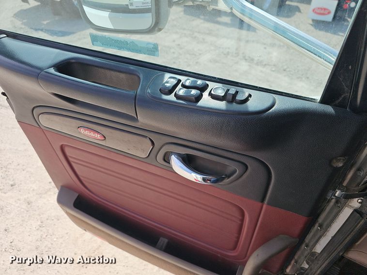 image for item EJ6040 2013 Peterbilt 386 semi truck