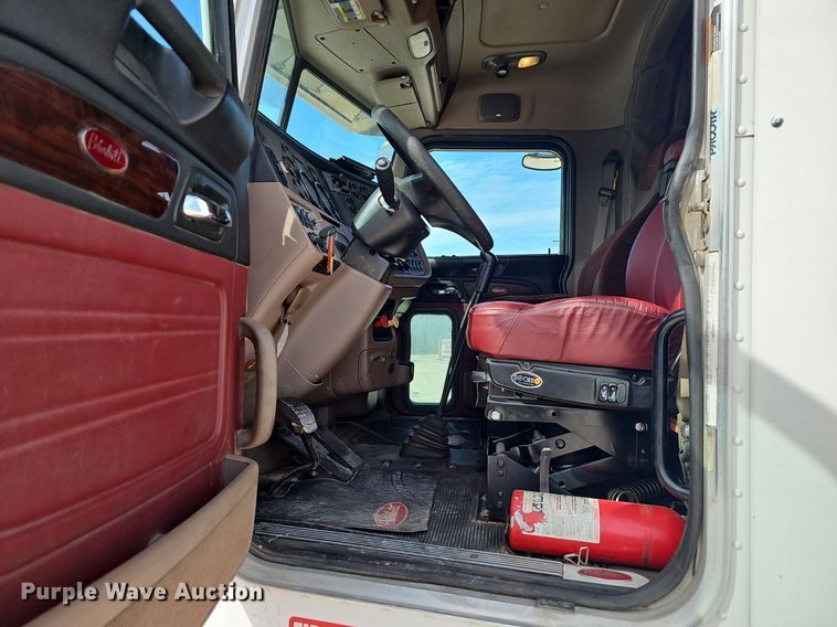 image for item EJ6040 2013 Peterbilt 386 semi truck