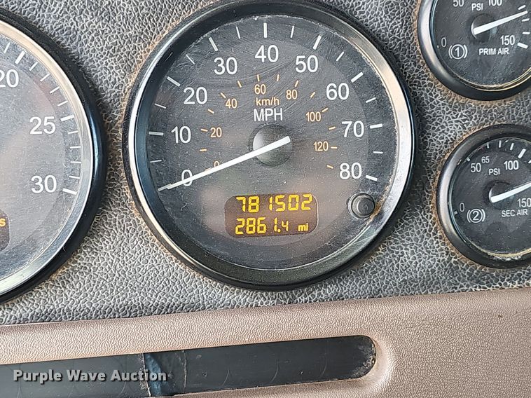 image for item EJ6040 2013 Peterbilt 386 semi truck