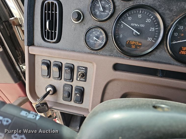 image for item EJ6040 2013 Peterbilt 386 semi truck