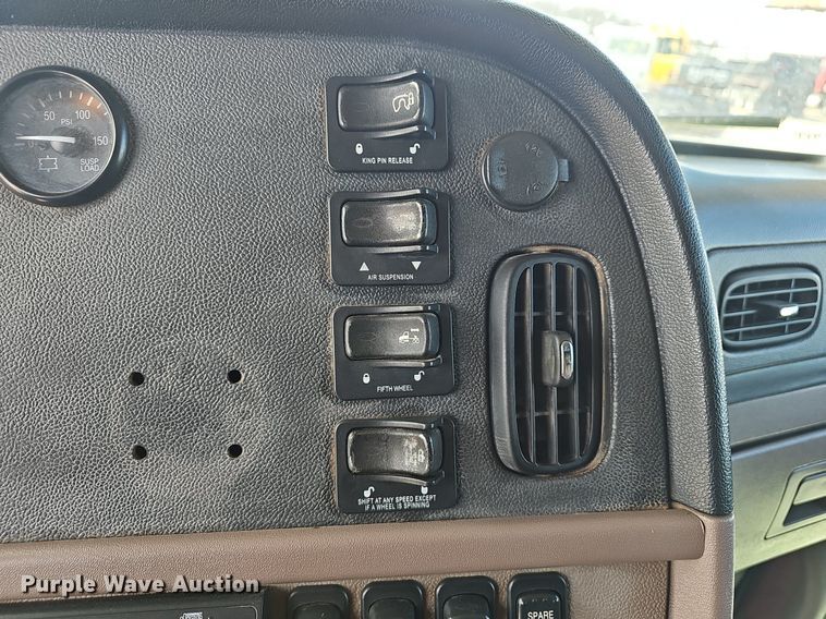 image for item EJ6040 2013 Peterbilt 386 semi truck