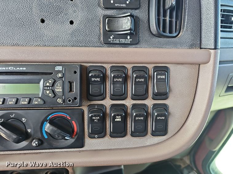 image for item EJ6040 2013 Peterbilt 386 semi truck