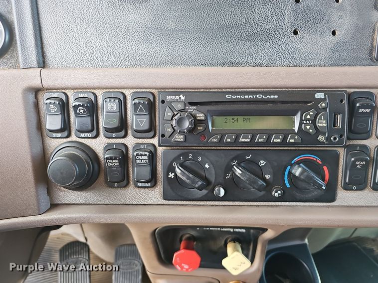 image for item EJ6040 2013 Peterbilt 386 semi truck