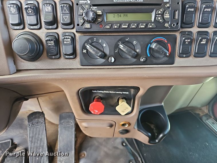 image for item EJ6040 2013 Peterbilt 386 semi truck