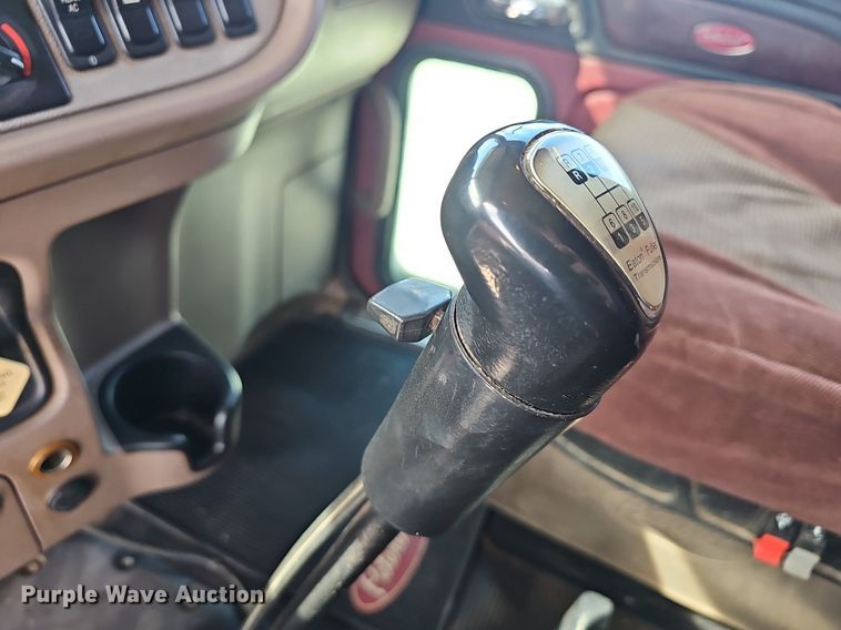 image for item EJ6040 2013 Peterbilt 386 semi truck