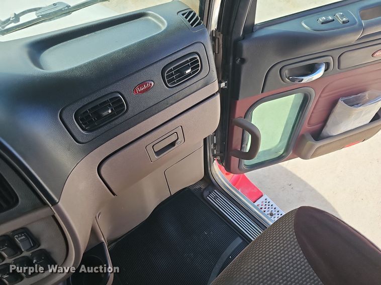 image for item EJ6040 2013 Peterbilt 386 semi truck