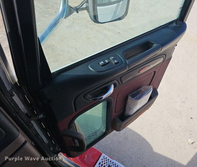 image for item EJ6040 2013 Peterbilt 386 semi truck