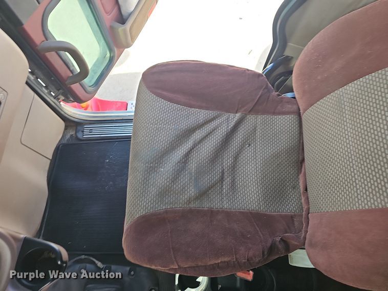 image for item EJ6040 2013 Peterbilt 386 semi truck