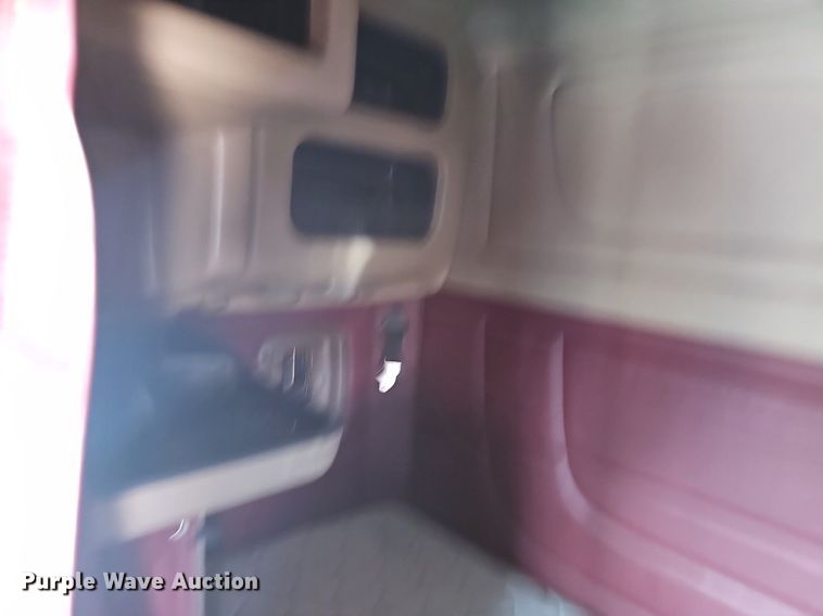 image for item EJ6040 2013 Peterbilt 386 semi truck