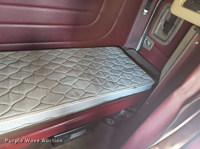 image for item EJ6040 2013 Peterbilt 386 semi truck