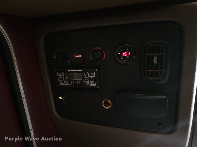 image for item EJ6040 2013 Peterbilt 386 semi truck