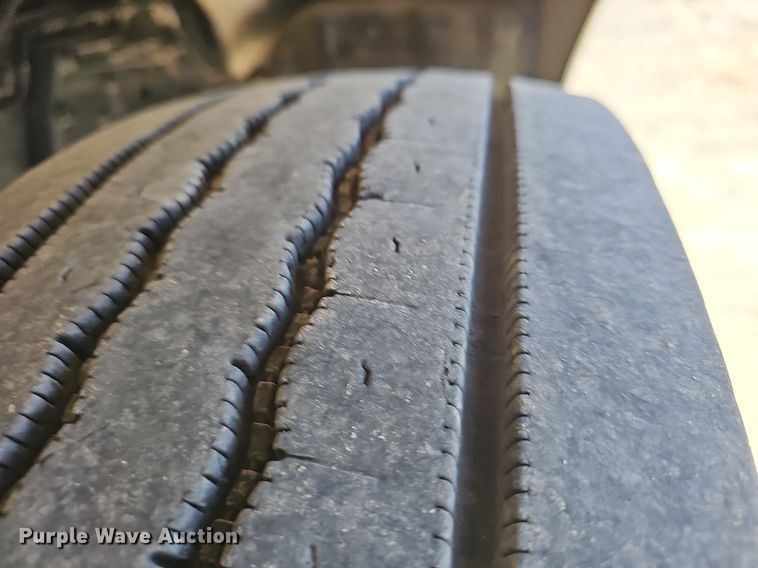 image for item EJ6040 2013 Peterbilt 386 semi truck