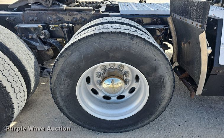 image for item EJ6040 2013 Peterbilt 386 semi truck