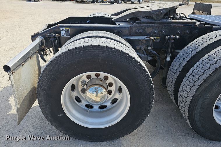 image for item EJ6040 2013 Peterbilt 386 semi truck