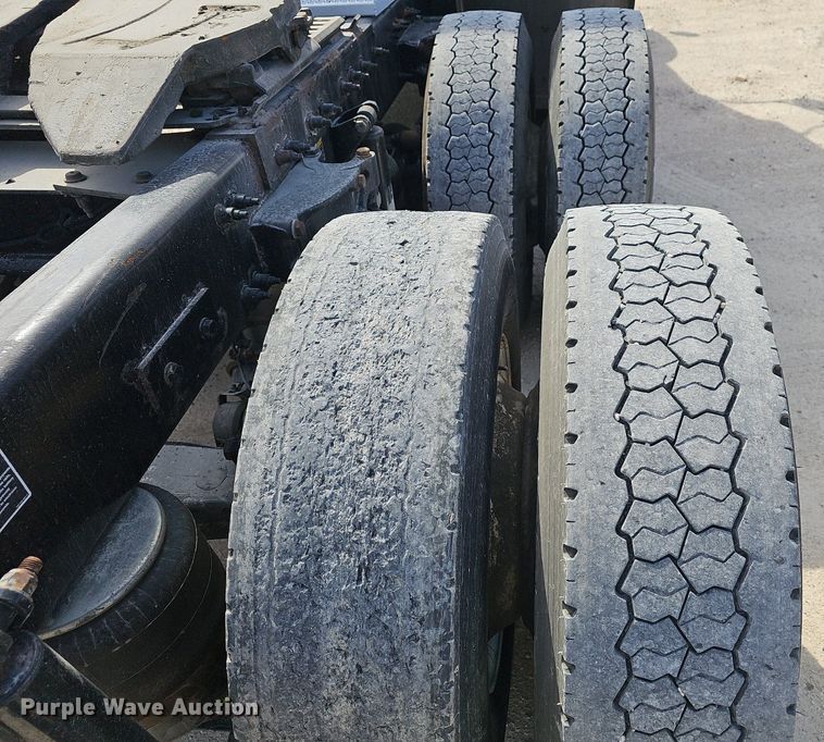 image for item EJ6040 2013 Peterbilt 386 semi truck