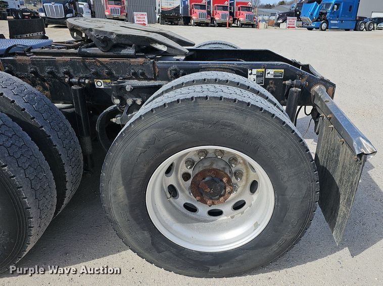 image for item EJ6040 2013 Peterbilt 386 semi truck